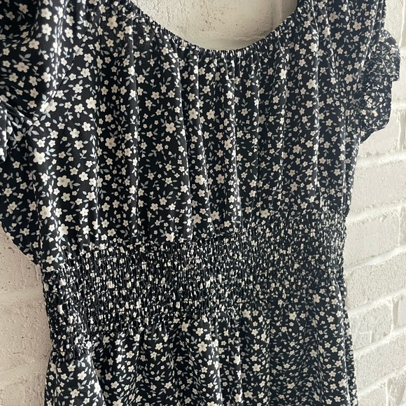 Love Tree Floral Shorts Romper, Size Medium. - Picture 7 of 8